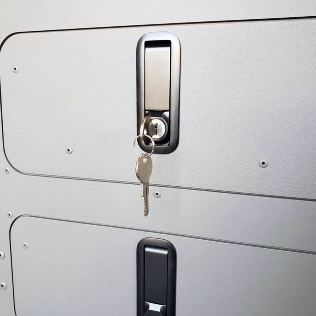 LOCKING LATCHES + KEY